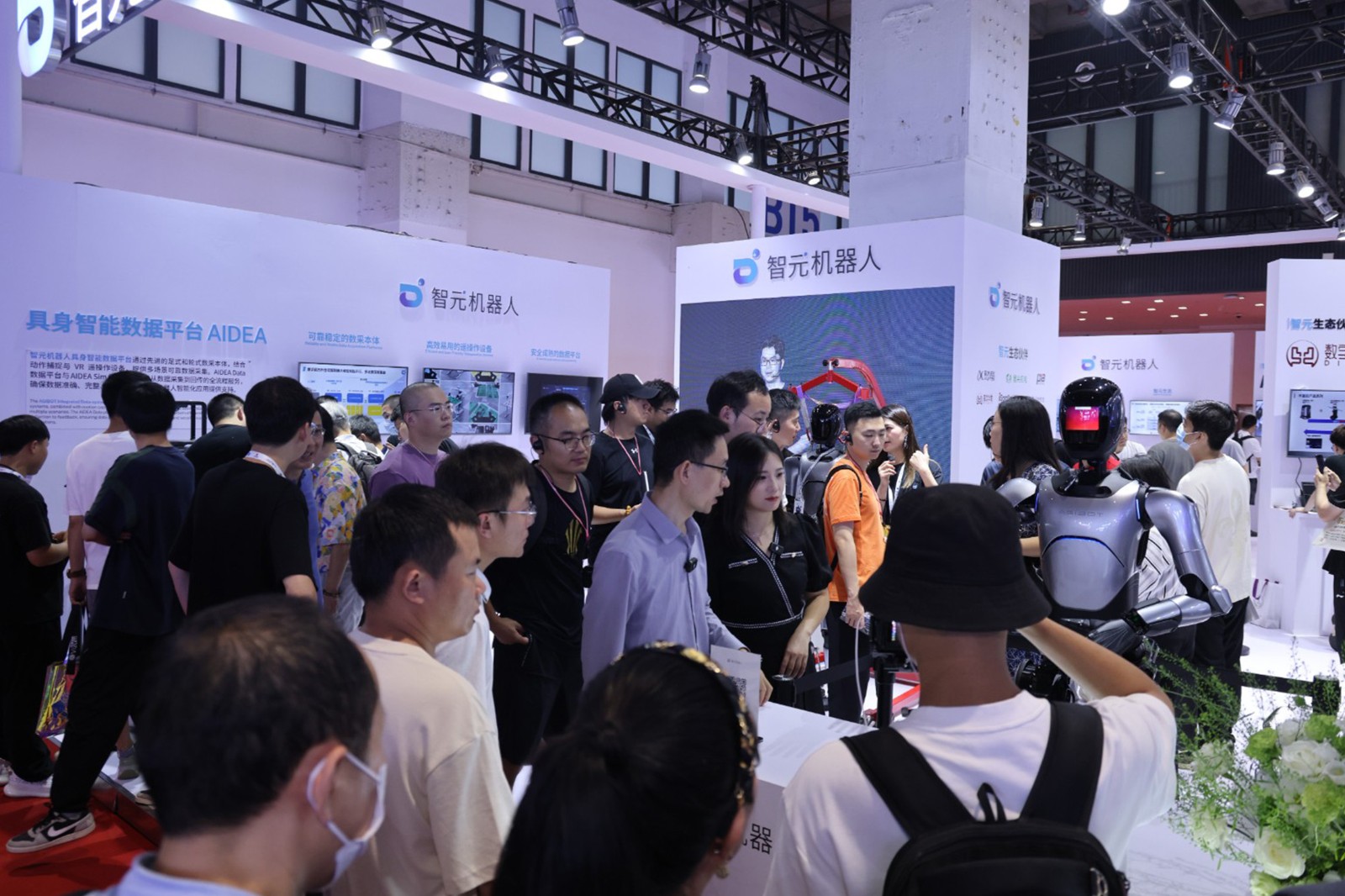 快盈VIII机器人亮相世界机器人大会WRC